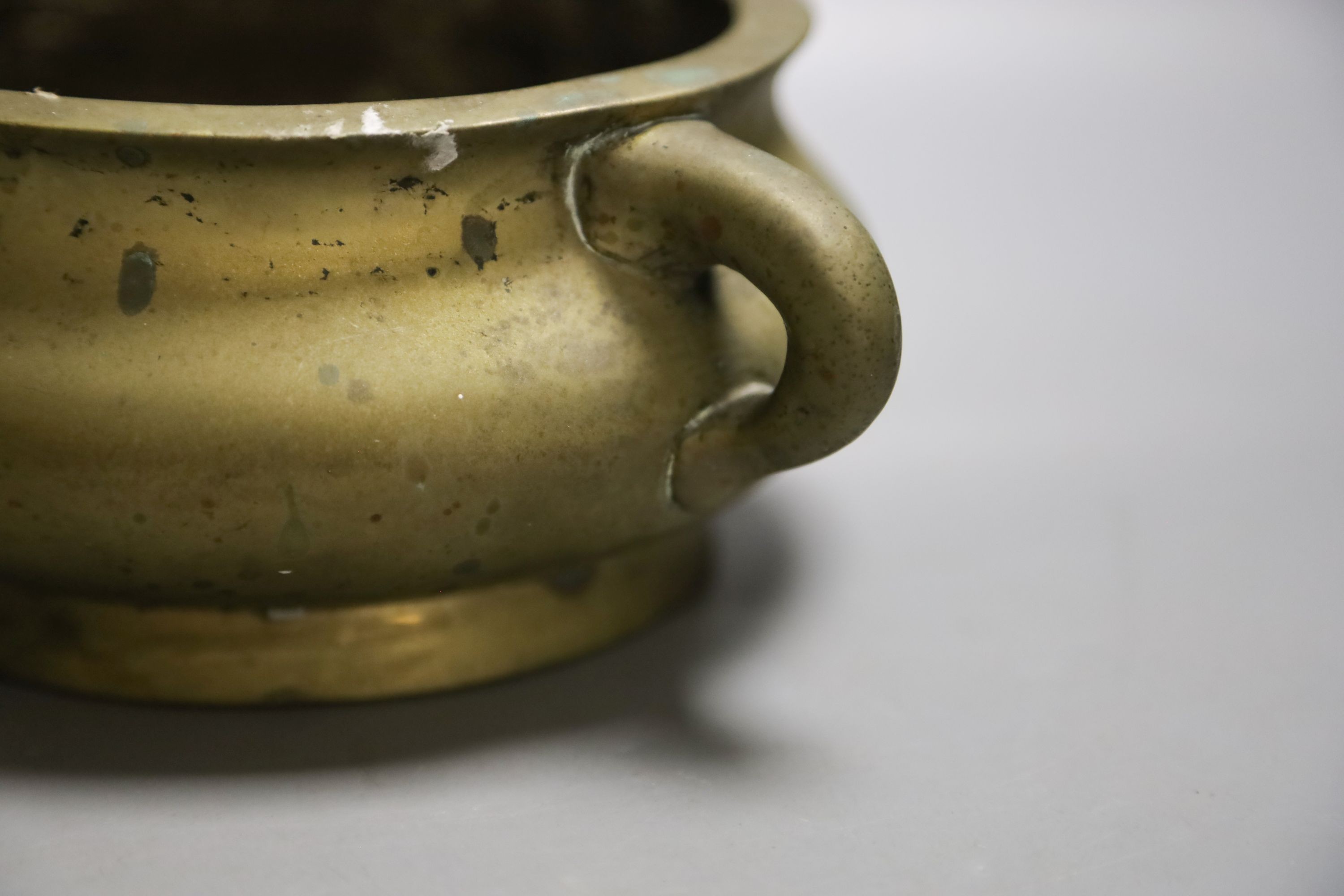 A Chinese bronze gui censer, 21cm